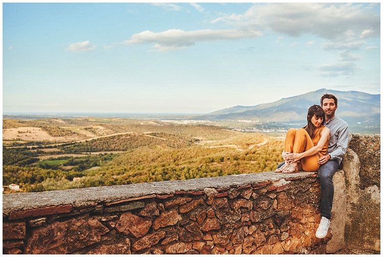Young couple with view on Mediterranean Sea Séance photos naturelles