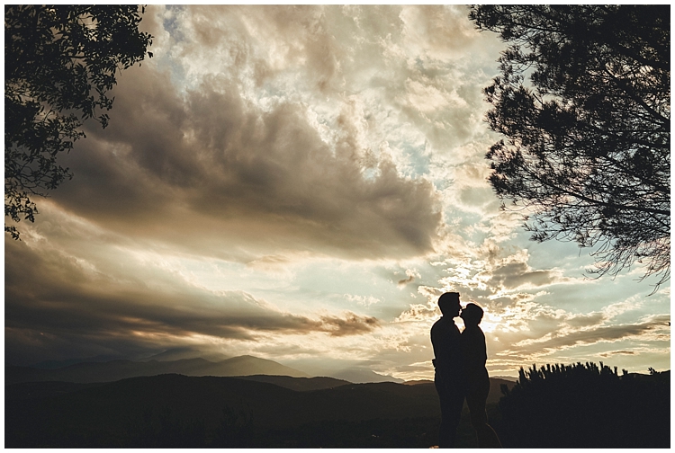 Silhouette of young couple Photos naturelles