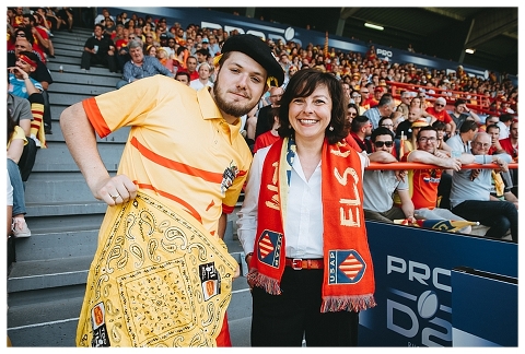 Carole Delga, présidente de la région Occitanie avec un supporter catalan