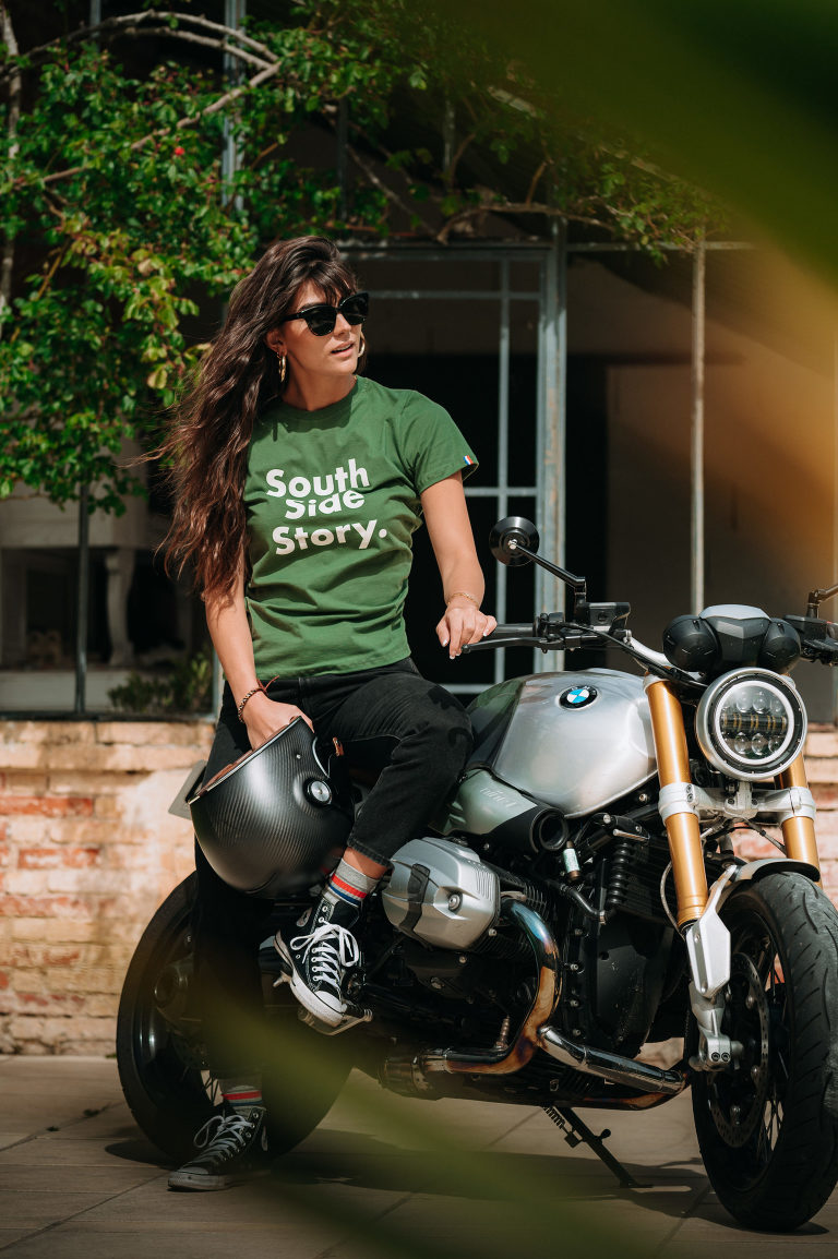 Photographie de mode région Occitanie Modèle féminin Lucie Causse. Photographe professionnel Perpignan 66. Fille sur moto BMW, lunettes de soleil et casque à la main. Pholio Photographie commerciale